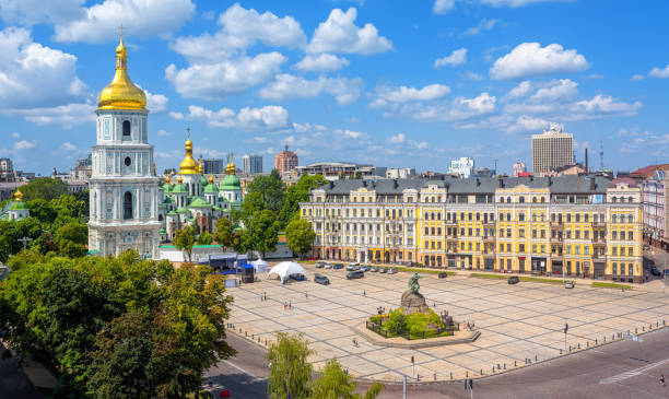 kiev, ucraina, vista sulla città con la cattedrale a cupola dorata di santa sofia - kyiv orthodox church dome monastery foto e immagini stock