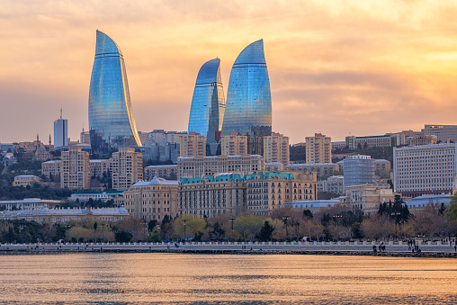 Bakú, Azerbaiyán, vista de la ciudad y los rascacielos de Flower Tower photo