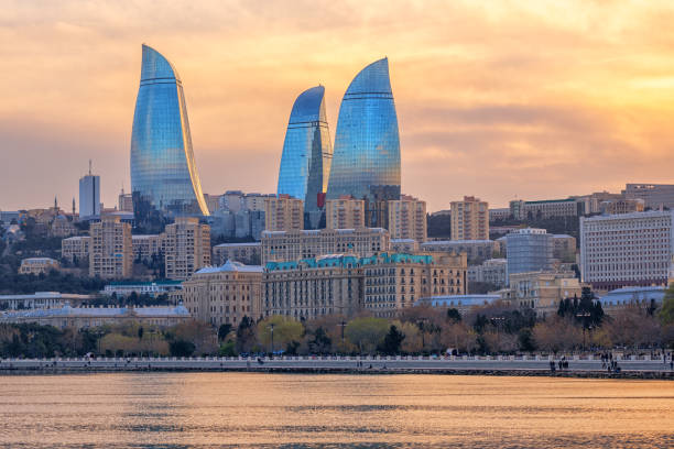 bakú, azerbaiyán, vista de la ciudad y los rascacielos de flower tower - azerbaiyán fotografías e imágenes de stock