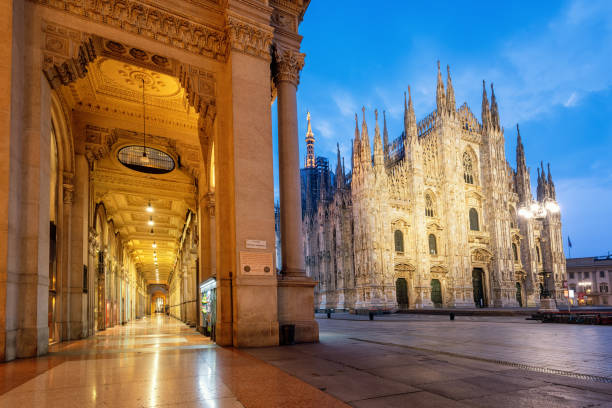 ミラノ市、ドゥオーモ大聖堂とガレリアヴィットリオ・エマヌエーレ2世、イタリア - emanuele ストックフォトと画像
