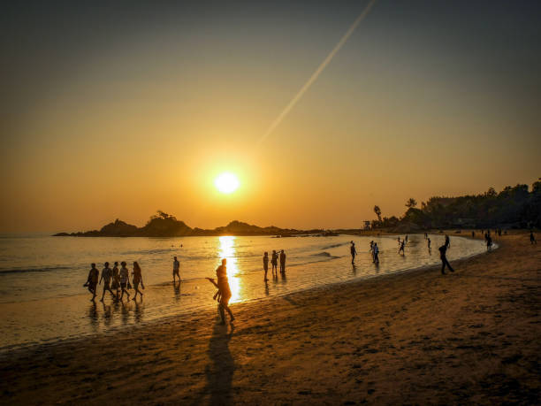 om beach sonnenuntergang, gokarna, karnataka, indien. - activity asia atmosphere beach stock-fotos und bilder