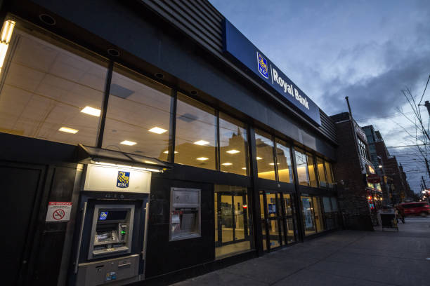 logo of the royal bank of canada (rbc) in toronto, ontario on their local branch with an atm in front. rbc is one of the main retail banks of the country and of america - royal bank of canada imagens e fotografias de stock