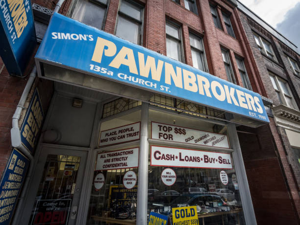 pawnbroker haupteingang in der innenstadt von toronto. ein pawn shop ist ein unternehmen, das kredite und geld im austausch von objekten anbietet, als als sicherheiten verkauft werden kann - pawn shop fotos stock-fotos und bilder