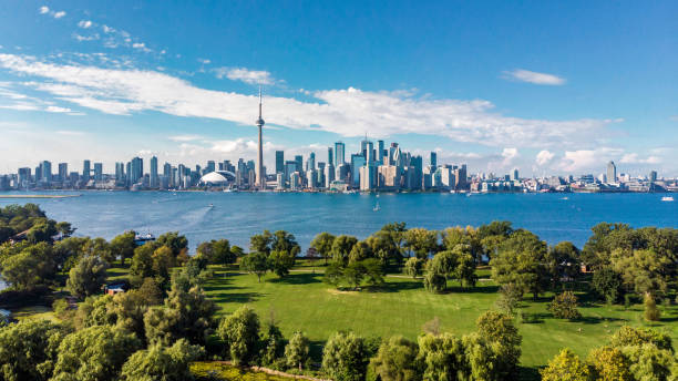 toronto, kanada, luftaufnahme der skyline von toronto und des ontariosees - toronto stock-fotos und bilder