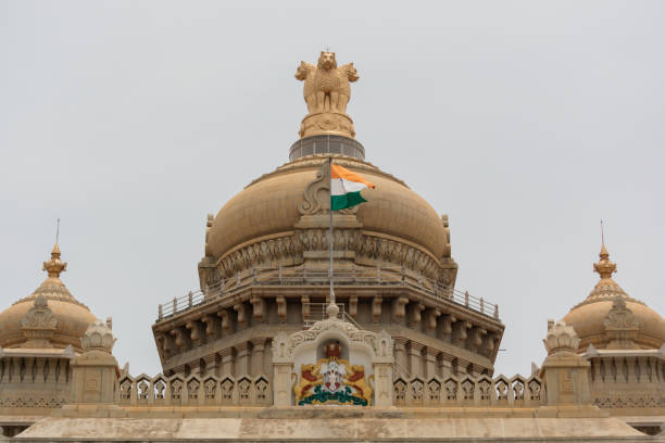 бангалор, индия, 4 июня 2019 г.: здание равиндры калакшетра, который является культурным центром в бангалоре. - bangalore india parliament building building exterior стоковые фото и изображения