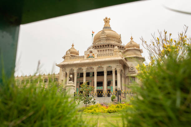 видхана судха является резиденцией законодательного собрания карнатака, расположенной в бенгалуру, индия. - bangalore india parliament building building exterior стоковые фото и изображения