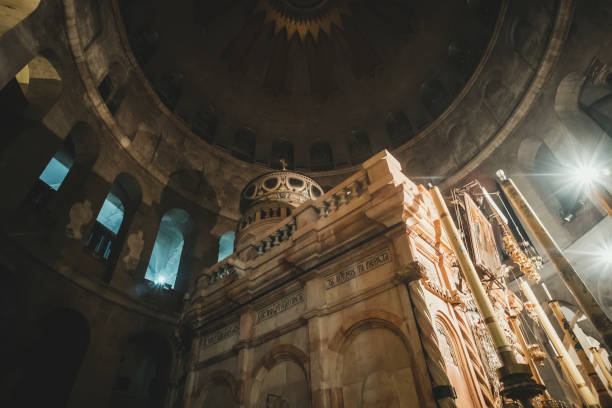 vista dall'alto verso la parte superiore della tomba di gesù di nazareth nella chiesa del santo sepolcro, gerusalemme, israele: 24 ottobre 2018. - spirituality christianity jerusalem east foto e immagini stock