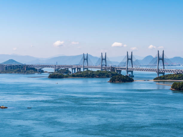 Seto Ohashi Bridge from Mt.Washu lookout in Kurashiki City, Okayama Prefecture, Japan. Seto Ohashi bridge is a bridge connecting Kurashiki City, Okayama Prefecture and Sakaide City, Kagawa Prefecture. puente seto ohashi desde el mirador de mt. washu en la ciudad de kurashiki, prefectura de okayama, japón. el puente de seto ohashi es un puente que conecta la ciudad de kurashiki, la prefectura de okayama y la ciudad de sakaide, prefectura de kagawa.