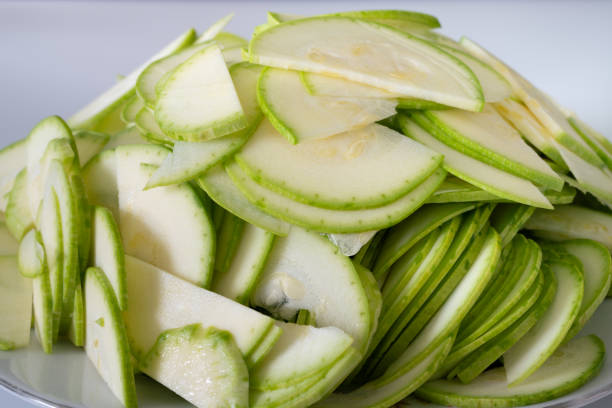 tranches de courgettes - zucchini vegetable chopped portion photos et images de collection