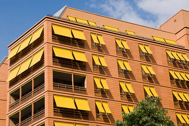 modernos edificios de apartamentos en berlín - toldo estructura de edificio fotografías e imágenes de stock