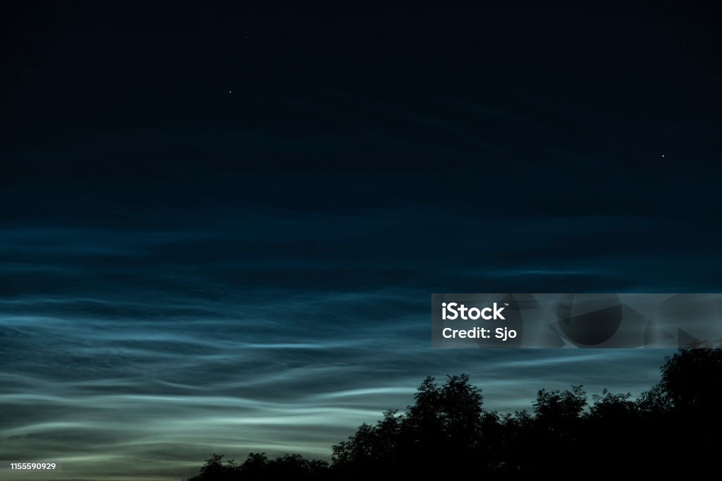 Nuvens de noctilucent ou nuvens de brilho da noite no céu nocturno escuro - Foto de stock de Alto - Descrição Geral royalty-free