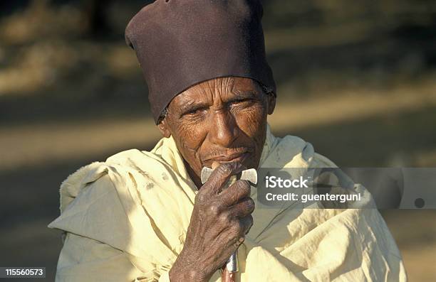 사제 In Lalibela 에디오피아 UNESCO-조직된 단체에 대한 스톡 사진 및 기타 이미지 - UNESCO-조직된 단체, 가지-식물 부위, 교회