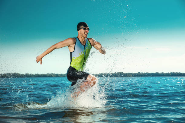 triatleta profesional nadando en aguas abiertas del río - triathlete fotografías e imágenes de stock