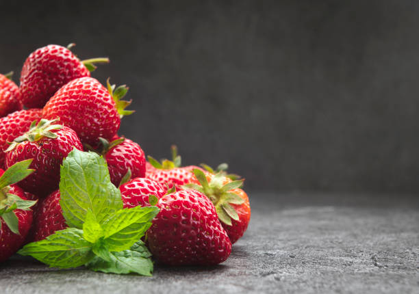 strawberries with mint leaf - strawberry portion fruit ripe imagens e fotografias de stock
