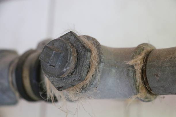 fermez-vous vers le haut d’une vis avec la corde de chanvre d’un tuyau de chauffage intérieur - faucet heat water water pipe photos et images de collection