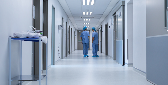 Cirujanos hablando entre sí en el pasillo en el hospital photo