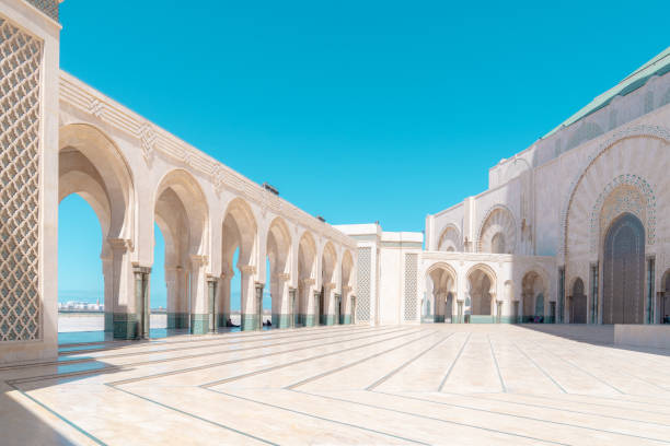 cortile interno della moschea hassan ii a casablanca. porte d'ingresso sulla destra. - moschea hassan ii foto e immagini stock