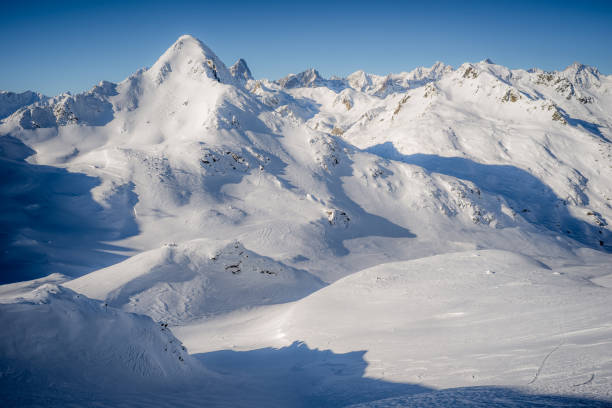 montanhas da beira de italy e de switzerland - swiss culture switzerland european alps rock - fotografias e filmes do acervo