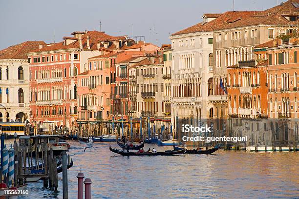 Gran Canal De Venecia Con Gondolas Y Palazzos Foto de stock y más banco de imágenes de Agua - Agua, Canal - Corriente de agua, Casa