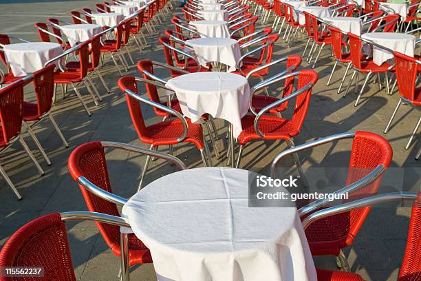 Wirtschaftliche Krise Leere Tische Im St Marks Square Venedig Stockfoto und mehr Bilder von Café