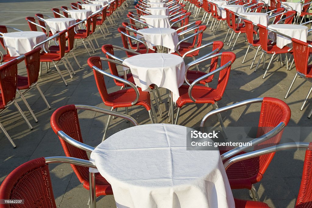 Crisi economica: empty tables in Piazza San Marco, Venezia ´ - Foto stock royalty-free di Città