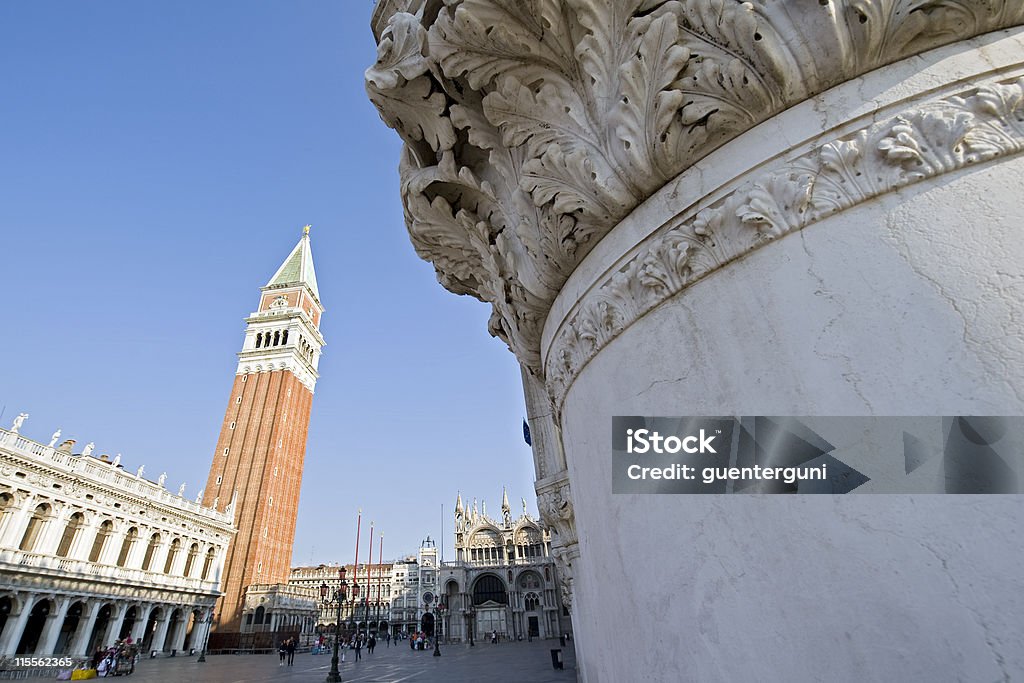 Дожа ´ s дворец и St марка's первопрохождение Campanile в Венеции - Стоковые фото Архитектура роялти-фри