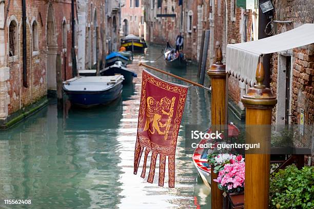 Foto de Romântico Com Pequenos Barcos De Canal Em Veneza Itália e mais fotos de stock de Bandeira
