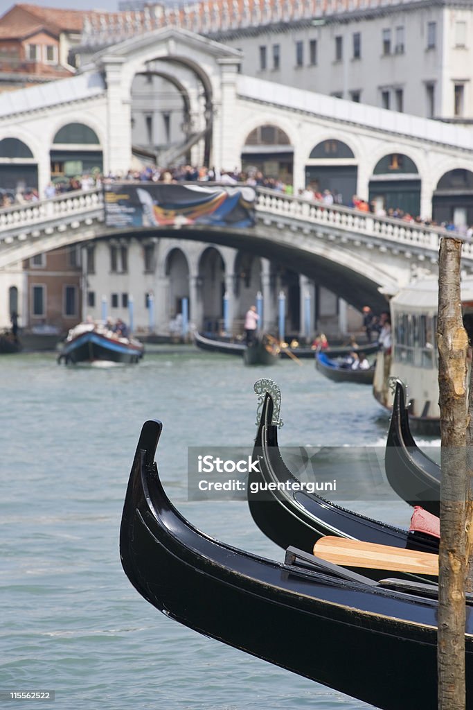 Gondole davanti Rialo Bridge, il Canal Grande, Venezia - Foto stock royalty-free di Acqua