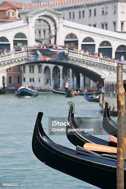 Gondole Davanti Rialo Bridge Il Canal Grande Venezia - Fotografie stock e altre immagini di Acqua