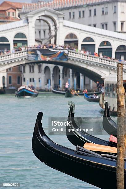 Gondolas Em Frente Ponte Rialo Grande Canal Veneza - Fotografias de stock e mais imagens de Canal - Água Corrente