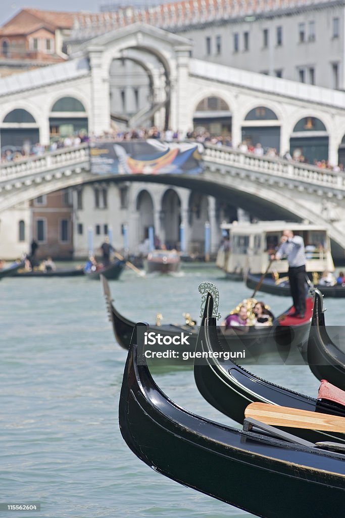 Gondole di fronte al Ponte di Rialto, Venezia, Canal Grande - Foto stock royalty-free di Acqua
