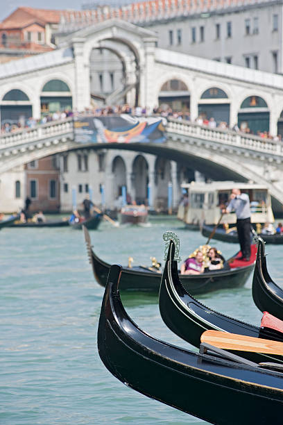 urządzenie, przed most rialto, grand canal, venice - venice italy italy arch bridge nautical vessel zdjęcia i obrazy z banku zdjęć