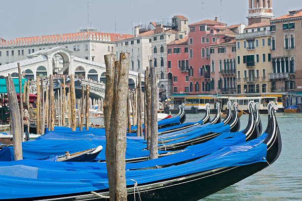 urządzenie, przed rialo bridge, grand canal, venice - venice italy italy arch bridge nautical vessel zdjęcia i obrazy z banku zdjęć