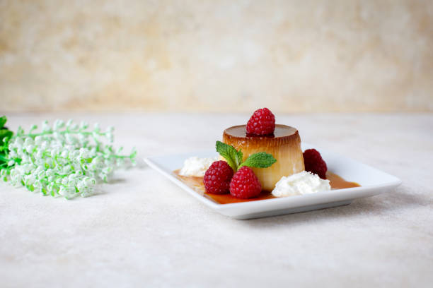 라즈베리와 민트 잎이 있는 달걀 플 란 - tart caramel dessert pastry 뉴스 사진 이미지