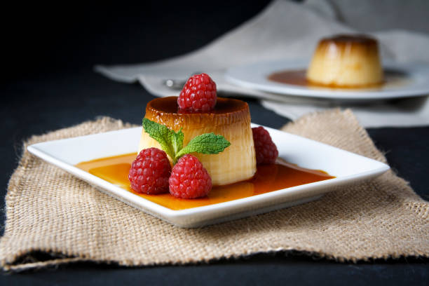 flan de huevo con frambuesas y hojas de menta - tart dessert plate white fotografías e imágenes de stock