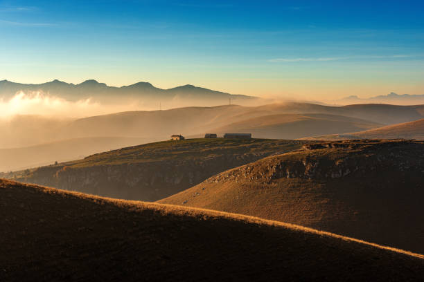 la meseta de lessinia y los alpes-baldo mountain italia - hill dusk sunset heat haze fotografías e imágenes de stock