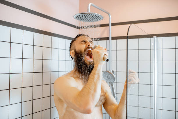 샤워에서 노래하는 남자 - men naked water male 뉴스 사진 이미지
