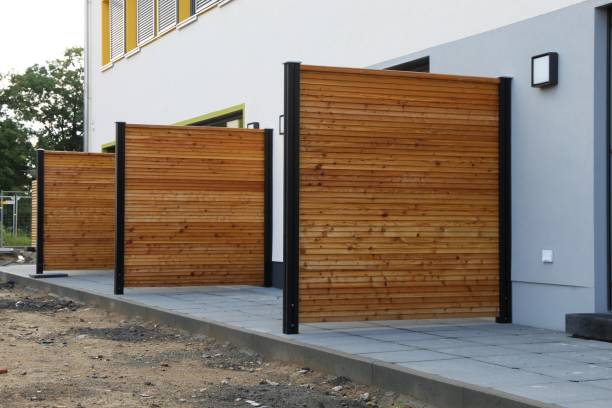 moderne recinzioni per la privacy in legno su un complesso residenziale - privacy partition foto e immagini stock