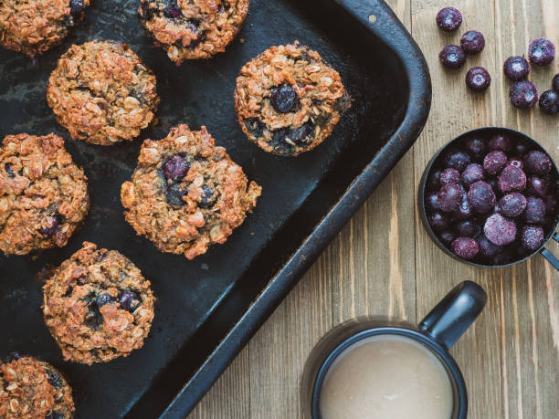 muffins de remolacha y arándanos - coffee muffin pastry blueberry muffin fotografías e imágenes de stock