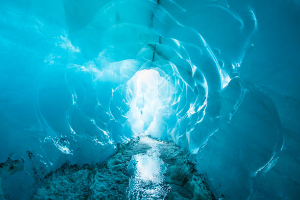 grotta di ghiaccio di cristallo blu sul ghiacciaio solheimajokull - skaftafell glacier foto e immagini stock