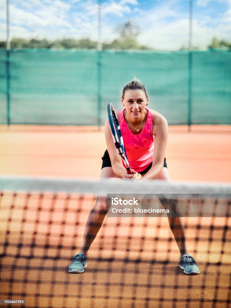 Donna che gioca a tennis - Foto stock royalty-free di Donne