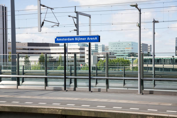 uitzicht op het amsterdam bijlmer arena trein-en metrostation in amsterdam, nederland. - bijlmer stockfoto's en -beelden