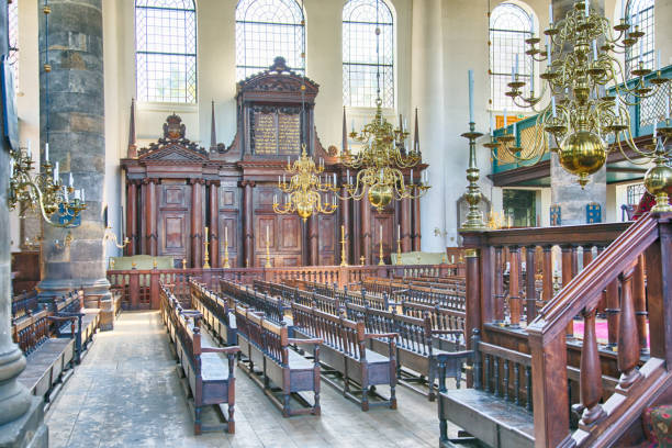 la sinagoga portoghese di amsterdam, nota anche come esnoga, o snoge, è una sinagoga sefarhardica del xvii secolo ad amsterdam, completata nel 1675. esnoga è la parola ladino per sinagoga - amsterdam traditional culture netherlands wood foto e immagini stock