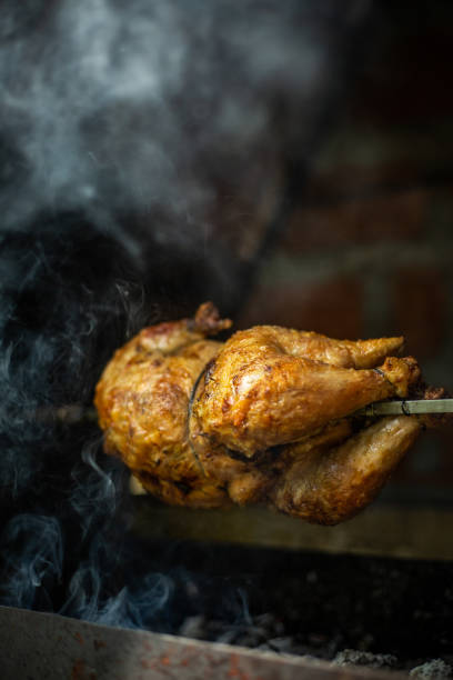 rösthähnchen auf dem grill - roast chicken chicken roasted spit roasted stock-fotos und bilder