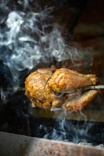 pollo arrosto sul barbecue - rotisserie roast chicken chicken roasted foto e immagini stock