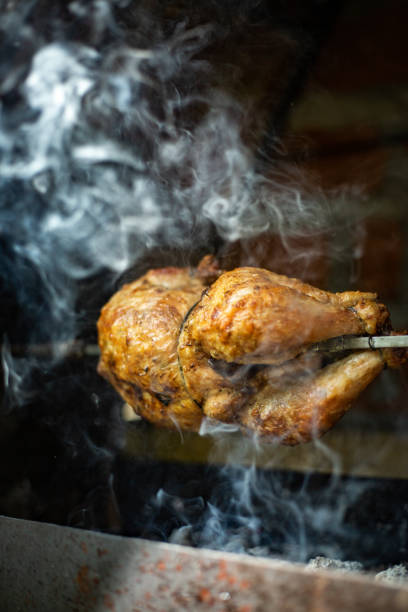 바베 큐 로스트 치킨 - chicken rotisserie barbecue grill roast chicken 뉴스 사진 이미지