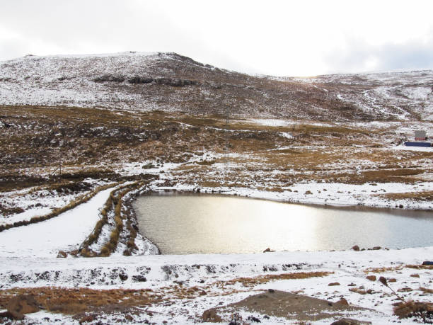 ośnieżony krajobraz górskiego ośrodka narciarskiego w lesotho - lesotho zdjęcia i obrazy z banku zdjęć
