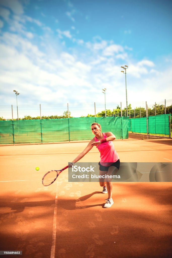 Donna che gioca a tennis - Foto stock royalty-free di Abbigliamento sportivo
