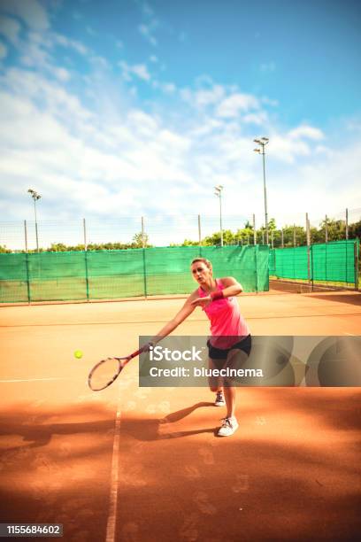 Donna Che Gioca A Tennis - Fotografie stock e altre immagini di Abbigliamento sportivo - Abbigliamento sportivo, Adulto, Adulto di mezza età