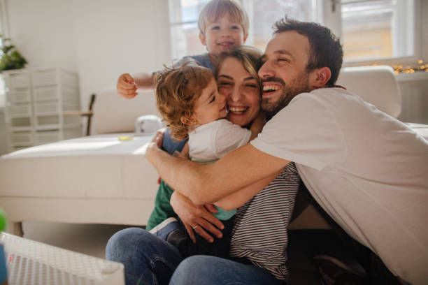 abbraccio di famiglia - famiglia con due figli foto e immagini stock